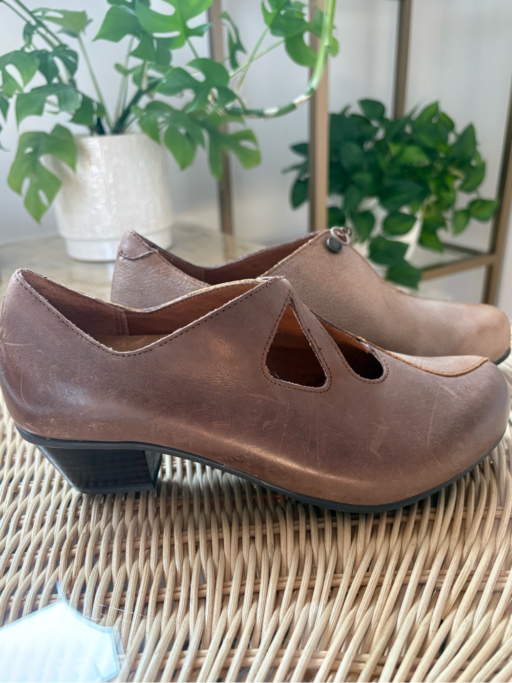 NWOT Aetrex Taupe Leather Low Heel Mary Jane’s Size 7 Artsy and Unique - Picture 6 of 11